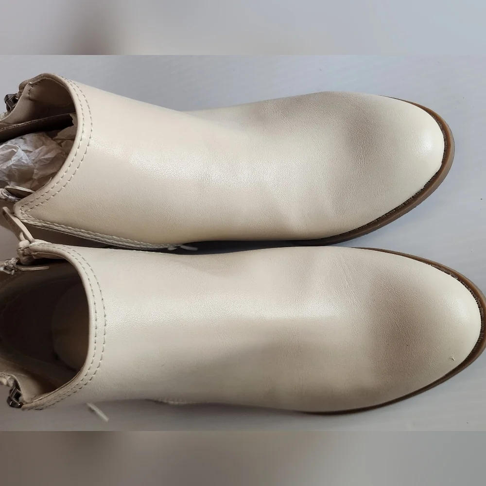 Arizona Jean Company Cream Ankle Boots with Minimalist Design - Picture 3 of 9